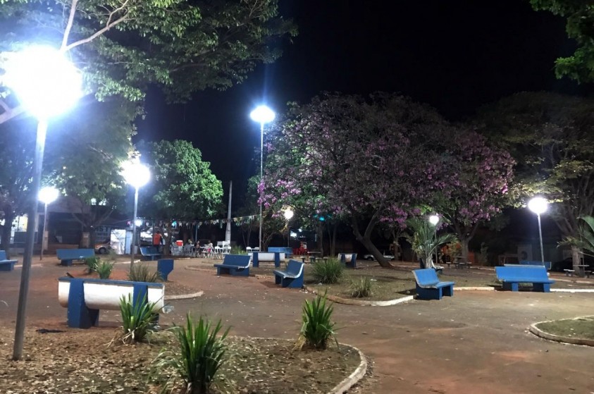 Prefeitura revitaliza iluminação pública em praças