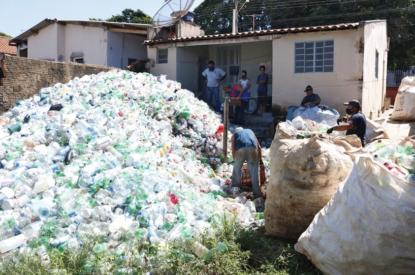 Prefeitura já retirou 342 quilos de embalagens pet de imóvel no Santa Josefa