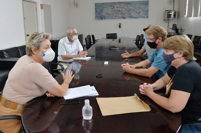 Erika Tank e chefe de Gabinete recebem associação de moradores do Pires