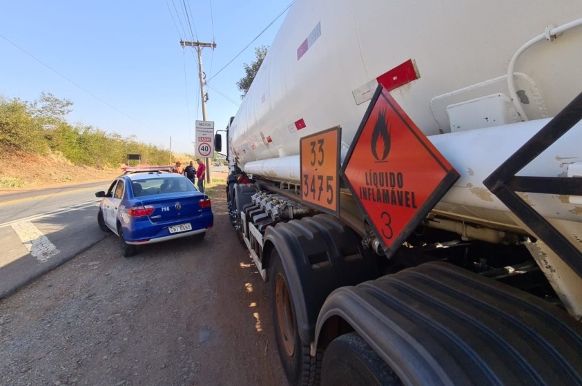 GCM recupera caminhão roubado com 25 mil litros de gasolina