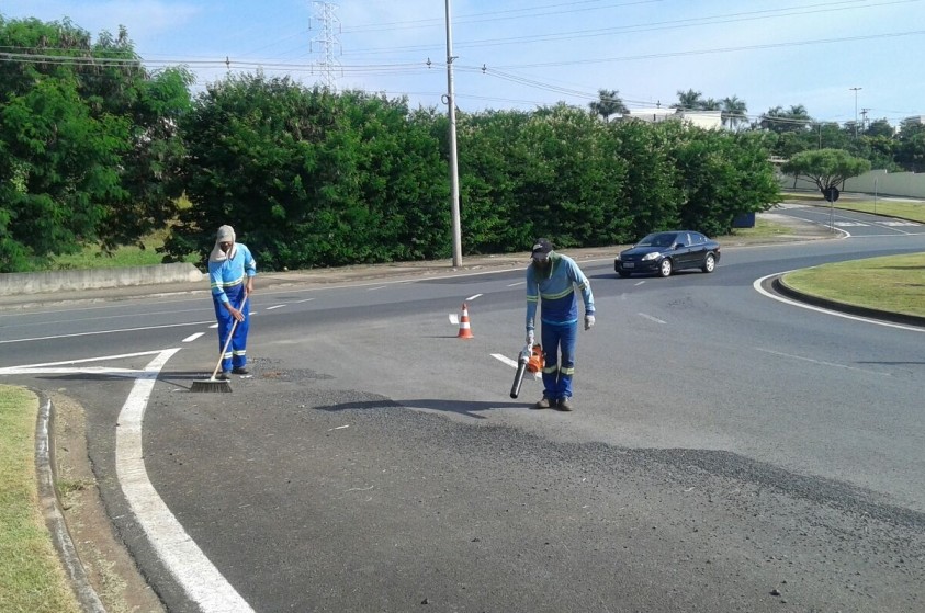Reforçada limpeza de rotatórias nas principais vias do município