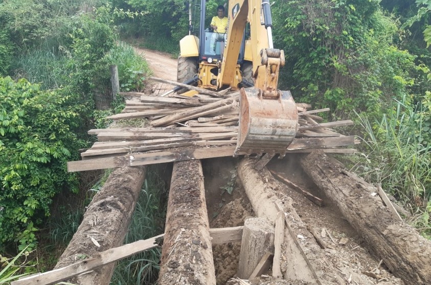 Prefeitura realiza manutenção emergencial em ponte no Bairro do Tatu