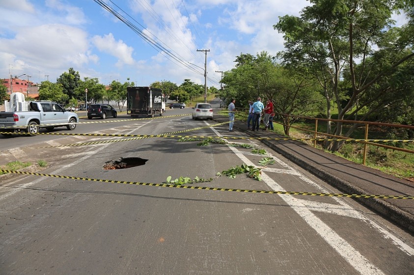Prefeitura estuda ações para reverter afundamento de asfalto na Via Luiz Varga 
