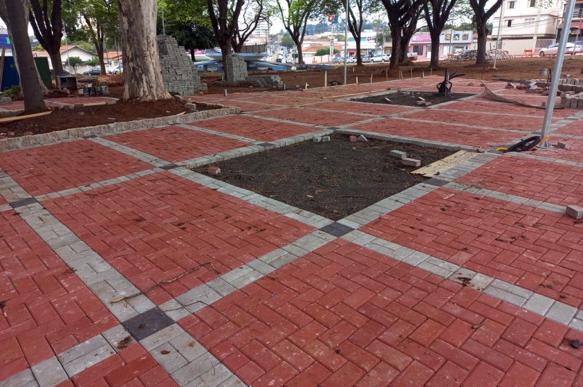 Revitalização da praça na Maria Buzolin entra em nova fase, com instalação de piso