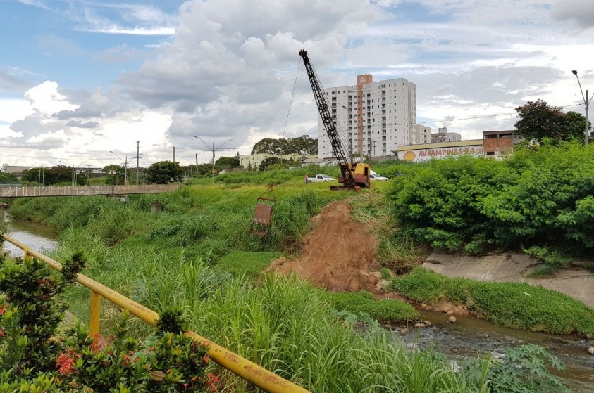 Prefeitura inicia desassoreamento do Ribeirão Tatu