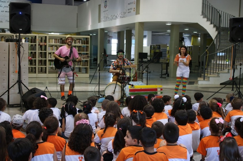 Biblioteca Municipal celebra folclore com crianças e grupo Cakarecos