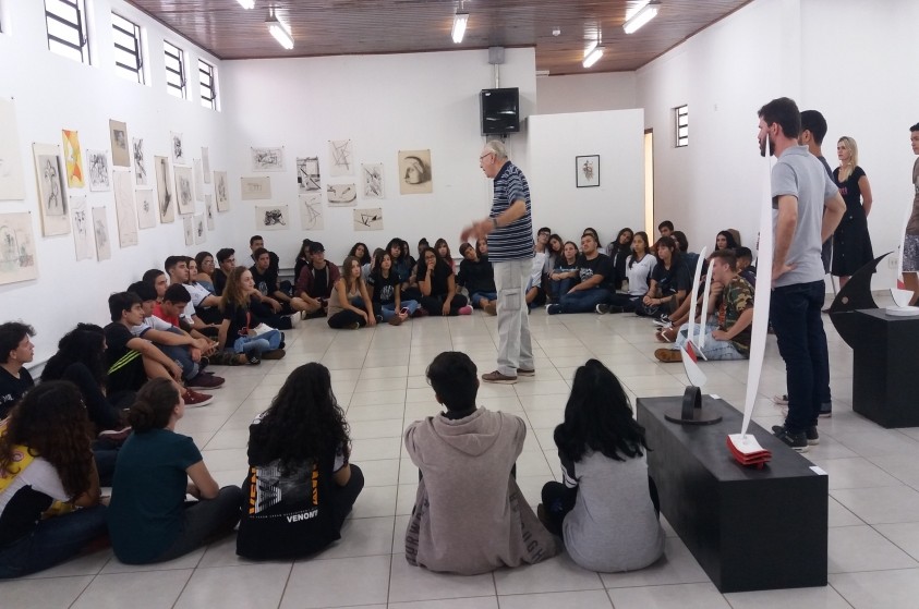 Alunos da Escola Brasil visitam exposição Construções do Sensível