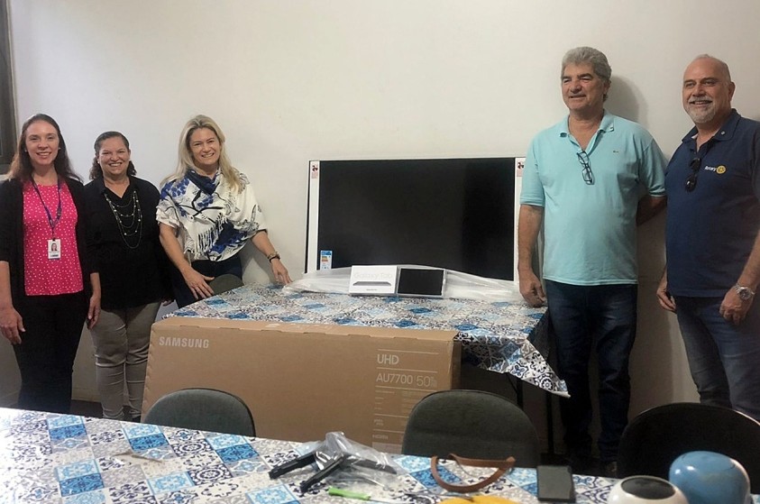 Centro João Fischer recebe doação de TV e de tablet