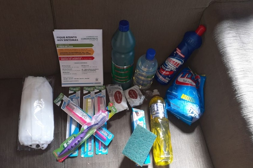 Secretaria de Habitação entrega kits de limpeza e higiene pessoal a famílias do Geada