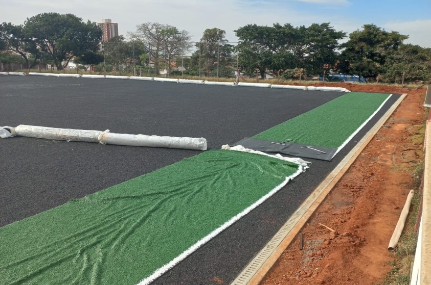 Prefeitura inicia instalação de grama sintética no campo do Jd. São Paulo