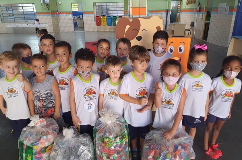 Alunos da Emei Célio Sampaio participam de programa de reciclagem de tampinhas