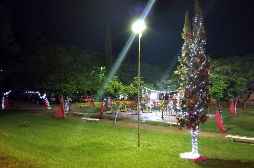 Gestão compartilhada leva decoração natalina à Praça Camilo Ferrari