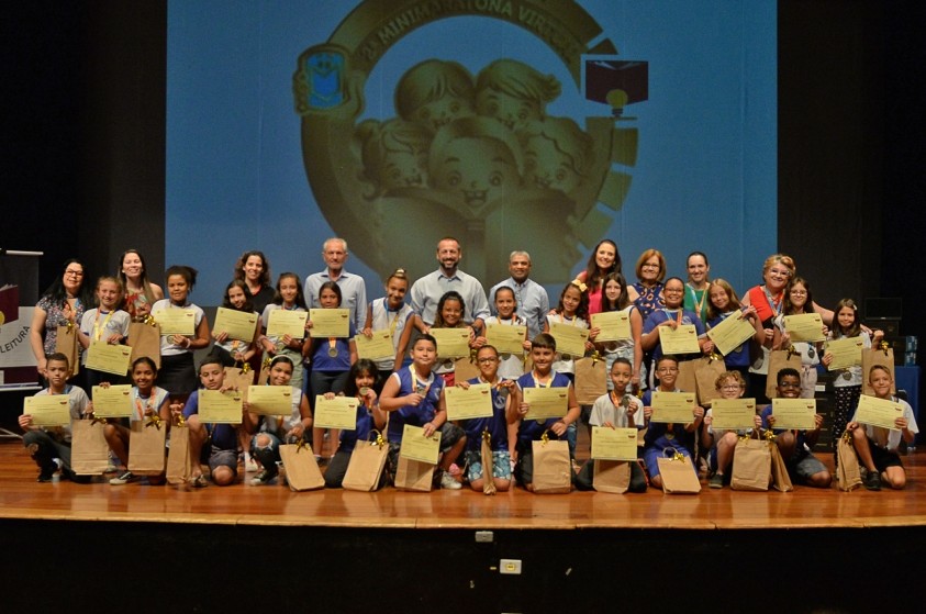 Em premiação no Nair Bello, Botion entrega primeiro lote de 1.870 notebooks às escolas da rede