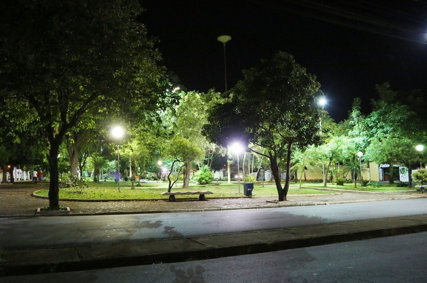 Prefeitura finaliza melhorias na iluminação da Praça 1º de Maio