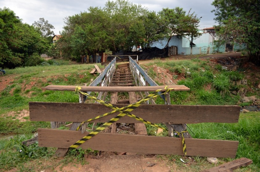 Prefeitura realiza manutenção em passarela que liga jardins São Luiz e São Pedro
