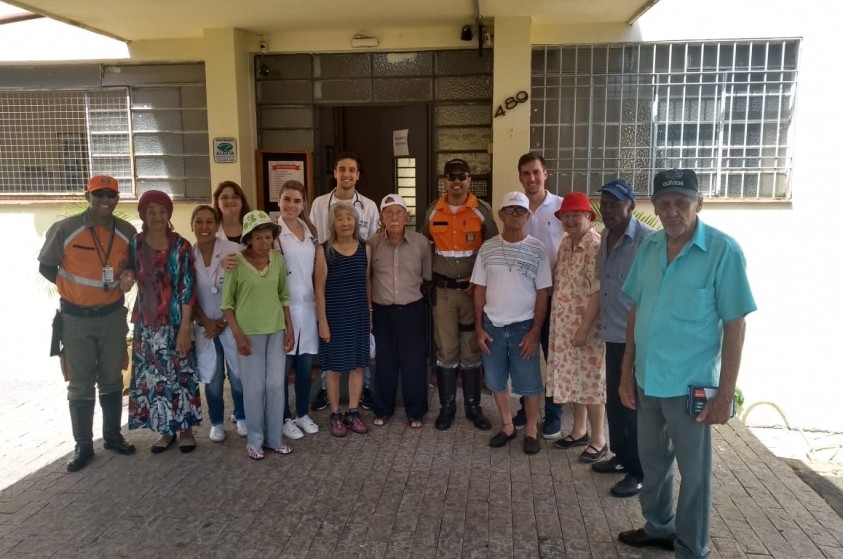 Agentes de trânsito auxiliam idosos do asilo João Kühl Filho durante passeio