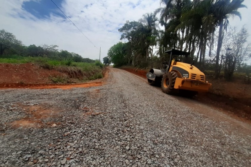 Mais de 5 km de estrada rural passa por manutenção preventiva