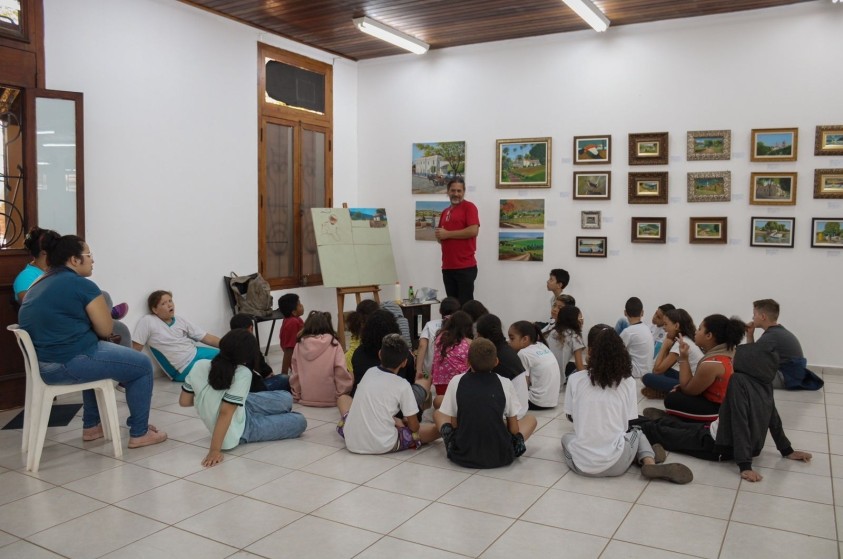 Artista Cândido de Souza recebe estudantes em exposição
