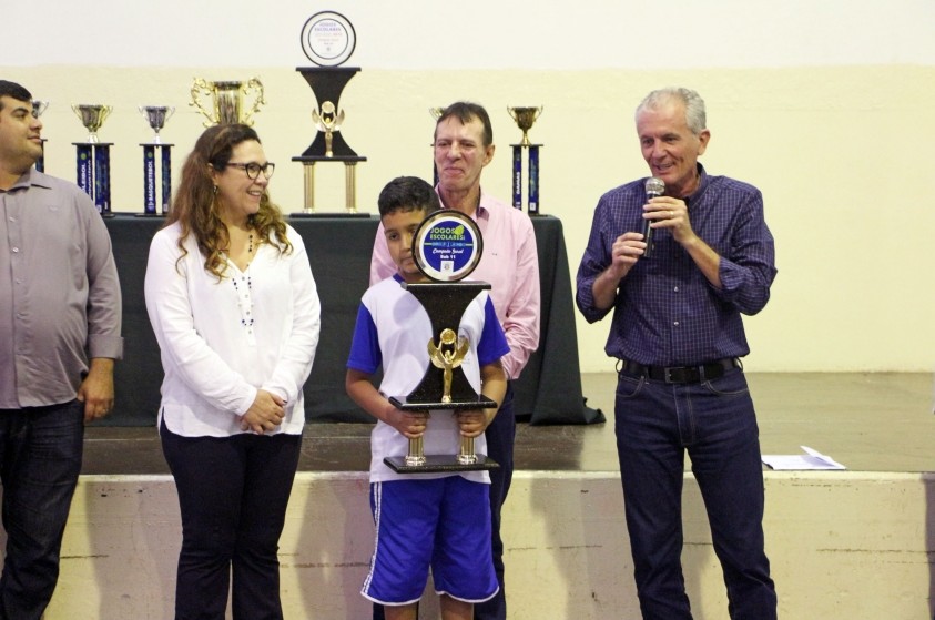 Prefeito entrega troféu para escola vencedora