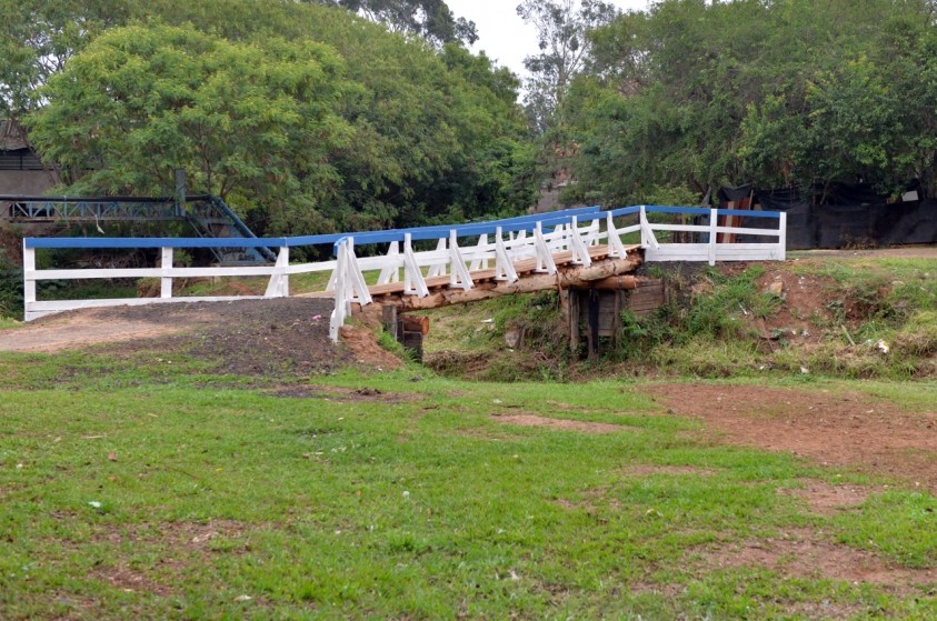 Prefeitura conclui manutenção da passarela que liga jardins São Luiz e São Pedro