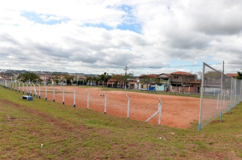 Mais dois campos de futebol são beneficiados por meio de parceria com a comunidade