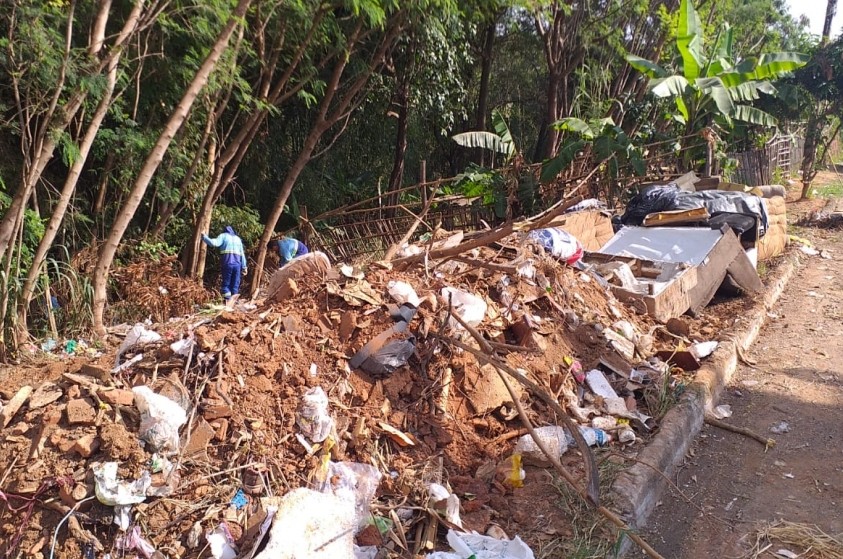 Prefeitura retira seis caçambas de inservíveis de área verde no Jd. Anhanguera