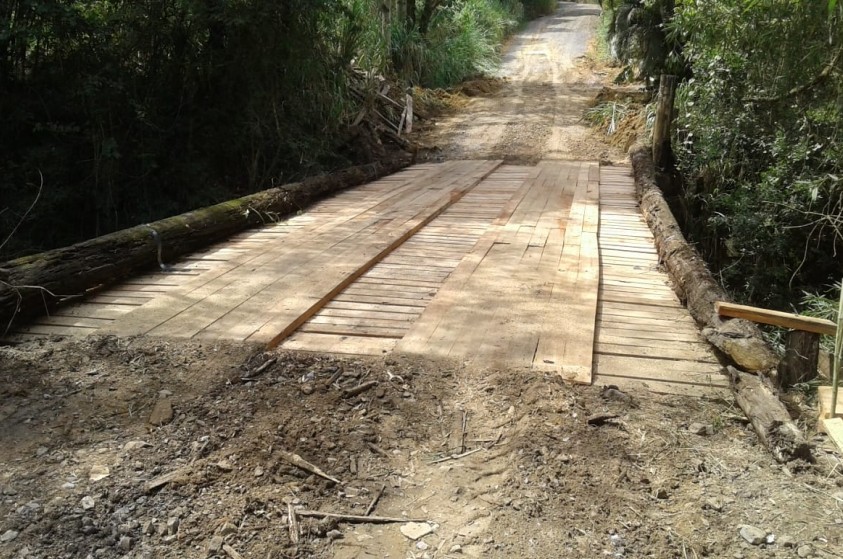 Prefeitura faz manutenção em pontes de madeira