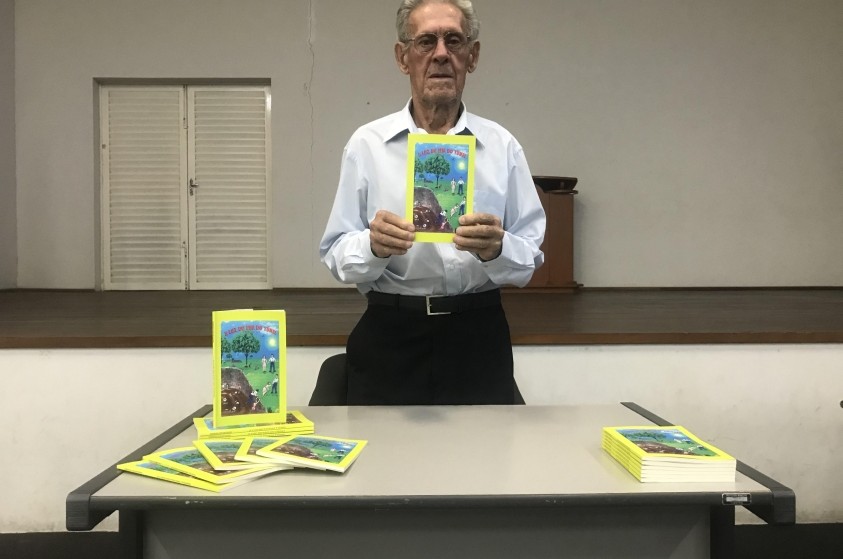 Biblioteca Municipal sedia lançamento do livro ''A Luz do Fim do Túnel''