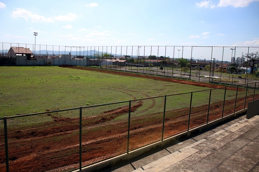 Após 5 anos, Prefeitura retoma obra parada de campo de futebol