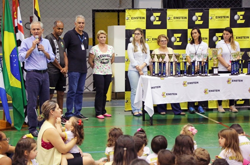Prefeitura entrega troféus na Sub-13 e na Sub-15 à escola Einstein 