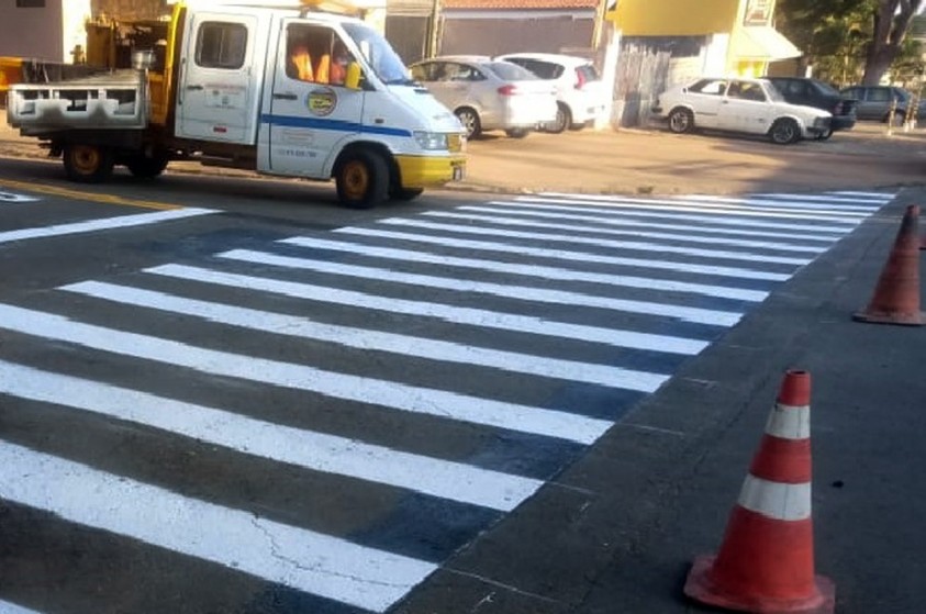 Rua Professor Rui Côrte Brilho passa por revitalização em sinalização de trânsito 