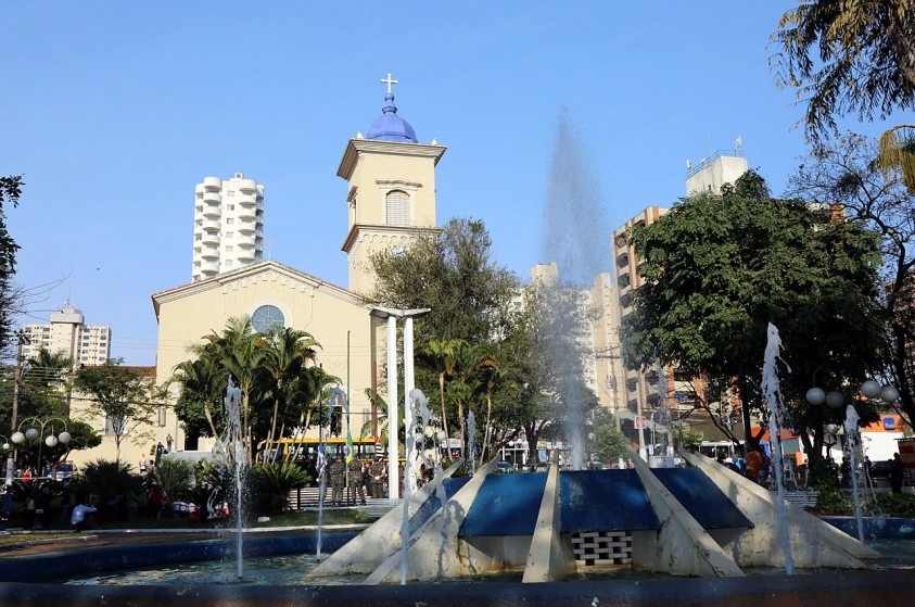 Fonte de Água luminosa é reativada na Praça Dr. Luciano Esteves