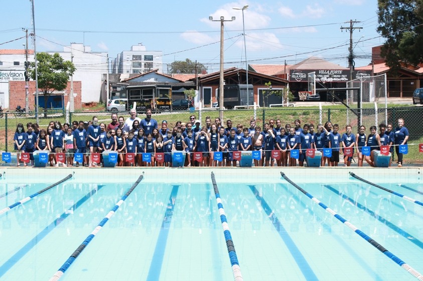 Centro Comunitário do Esmeralda recebe projeto Nadando na Frente