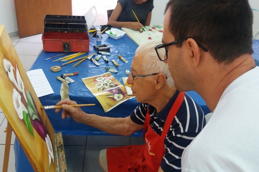 Alunos de 87 e 78 anos contam sobre a experiência de aprenderem artes