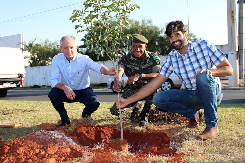 Prefeitura planta árvores nativas e frutíferas em entrada da cidade e inicia Floresta Urbana