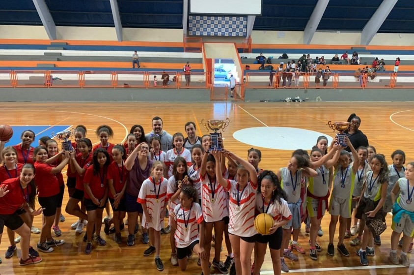 Jogos Escolares premiam primeiros alunos no basquete