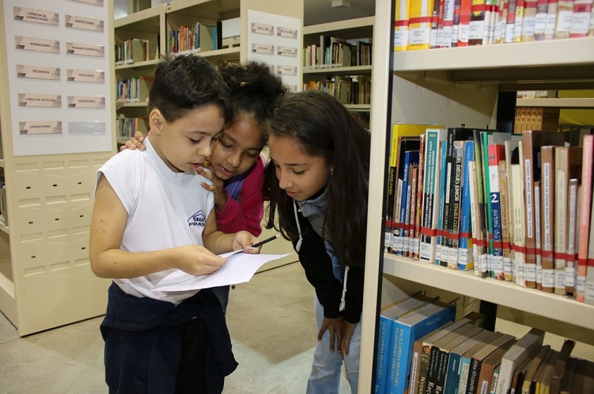 Biblioteca Municipal promove atividade com alunos da Emeief Prada