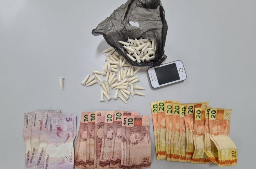 GCM faz apreensão de 84 pinos de cocaína, celular e dinheiro