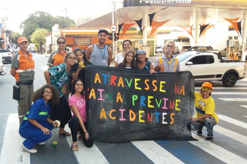 Alunos de teatro da Emcea participam de campanha no trânsito