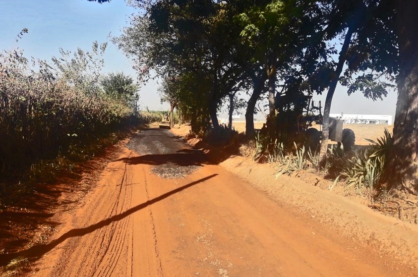 Prefeitura realiza manutenção em estradas da área rural
