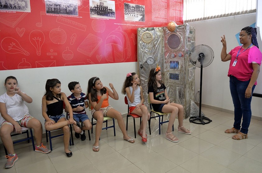 Crianças ouvintes participam de oficina de Libras