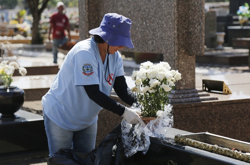 Após Dia dos Pais, cemitérios são vistoriados por agentes de zoonoses