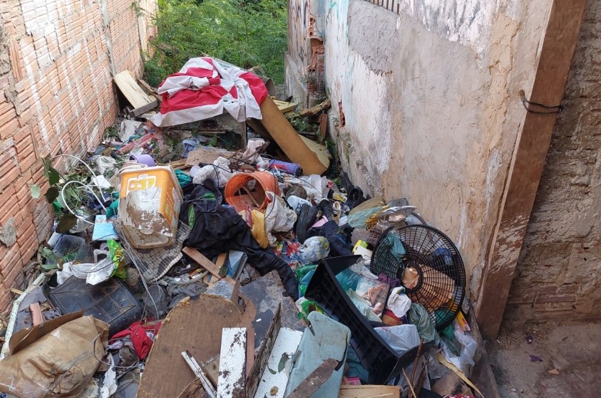 Casa na Vila Queiroz é alvo de limpeza compulsória
