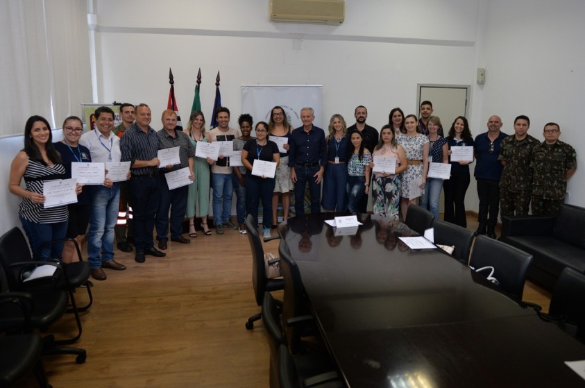 Membros da Comissão de Civismo são certificados pelo prefeito