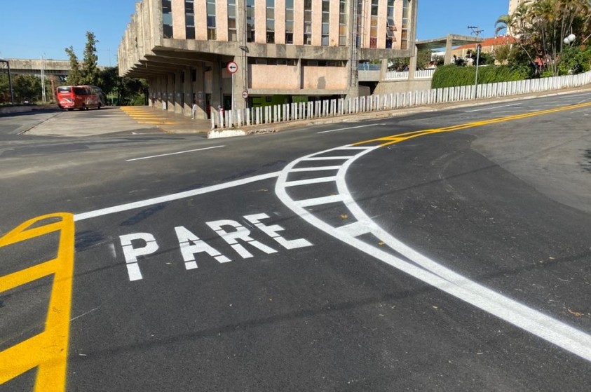 Prefeitura reforça sinalização horizontal e vertical de vias