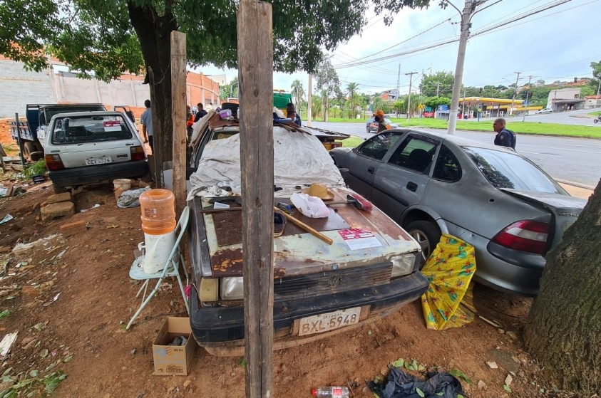 Veículos em estado de abandono são recolhidos em Limeira
