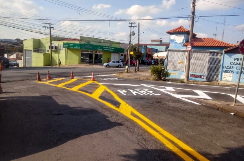 Prefeitura revitaliza sinalização horizontal no Jardim Vista Alegre