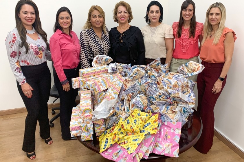 Funcionários do Santander fazem doação de brinquedos 