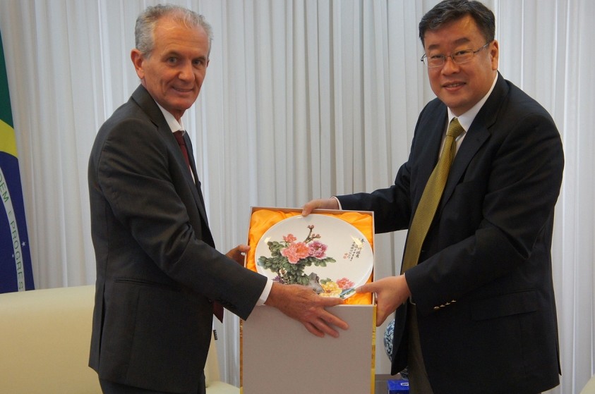 Cônsul da China recebe prefeito e sinaliza investimentos para o município