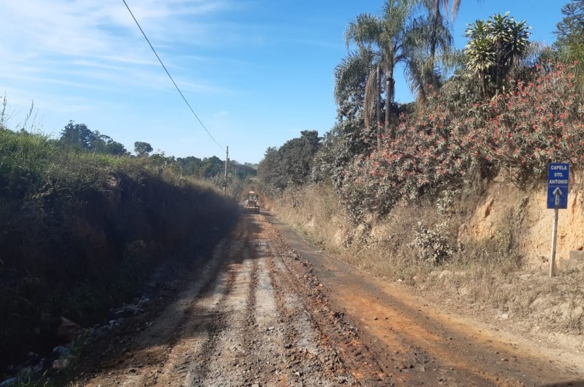 Prefeitura atua na manutenção de estradas rurais na região dos Pires
